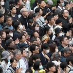 兵庫県知事選の候補者の演説を聞く有権者＝１６日午後、西宮市内