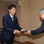 県知事選の当選証書を受け取った斎藤元彦氏（左）＝１９日午前、神戸市中央区、兵庫県庁
