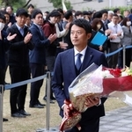 花束を手に会場を後にする斎藤元彦知事＝１９日午前、神戸市中央区、兵庫県庁（撮影・笠原次郎）