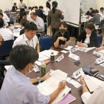 仮想の殺人事件を題材に遺族の支援について話し合う自治体職員ら＝兵庫県中央労働センター