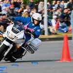 バイクを傾けてコースを進む兵庫県警代表の隊員（交通機動隊提供）