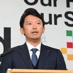 就任会見で２期目の県政運営を語る斎藤元彦知事＝１９日午後、兵庫県庁（撮影・風斗雅博）