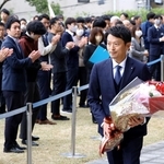 就任式で花束を受け取り、兵庫県庁に向かう斎藤元彦知事（手前右）＝１９日午前、県庁（撮影・笠原次郎）