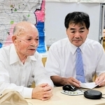 中学生たちとオンライン会議で語り合う山下幸雄さん（左）、文生さん＝豊岡市但東町