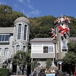 恒例となった世相サンタクロースが登場した神戸北野の異人館「うろこの家」＝２０日午前、神戸市中央区北野町２