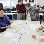 ゲームを使ったワークショップでネットトラブルについて学ぶ小学生ら＝神戸市中央区