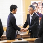 兵庫県議会各会派のあいさつ回りで、県議と握手する斎藤元彦知事（左）＝２０日午前、兵庫県議会