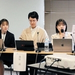 県人寮の女子受け入れについて調査、発表した東大学生団体の川崎莉音さん（右）ら＝東京都内