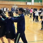 台湾の中高生とゲームで盛り上がる尼崎北高の生徒たち＝尼崎市塚口町５