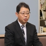 告訴した経緯などを説明する「ともにつくる兵庫みらいの会」共同世話人の津久井進弁護士＝神戸市内