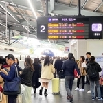 車両点検のため新幹線が運転見合わせとなったＪＲ新神戸駅のホーム＝23日午前、神戸市中央区