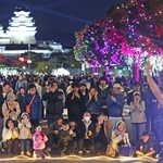 ライトアップされた大手前通りの一部が歩行者天国に。大勢の人でにぎわった＝２３日夜、姫路市本町（撮影・辰巳直之）