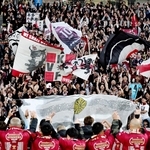 優勝を喜ぶヴィッセル神戸のサポーターら＝２３日午後、東京都新宿区、国立競技場（撮影・斎藤雅志）