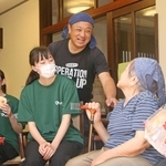落語会が終わり、笑顔で被災者に接する吉村誠司さん＝９月、石川県輪島市二勢町、ふれあいプラザ二勢（撮影・竜門和諒）