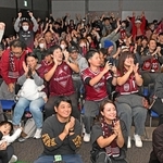 天皇杯の優勝を見届け、ガッツポーズをして喜ぶ神戸のサポーターたち＝２３日午後、兵庫区中之島２、イオンモール神戸南（撮影・風斗雅博）