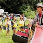 能登半島地震の被災地を訪れた木村とーるさん（右）。子どもたちにカヌーの乗り方を教えた＝９月、石川県能登町越坂（撮影・上田勇紀）