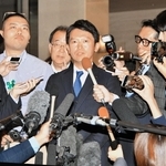 全国知事会議後、報道陣の囲み取材に応じる斎藤元彦兵庫県知事（中央）＝２５日午後、東京都内