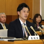 会見する百条委員会の奥谷謙一委員長（手前）＝２５日午後、神戸市中央区下山手通、兵庫県庁（撮影・笠原次郎）
