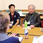 若い世代を交えて震災の伝承やボランティアのあり方について議論する神戸大名誉教授の室崎益輝さん（中央）＝神戸市北区