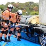 倒壊物に押しつぶされた乗用車から要救助者を救出する消防隊員＝姫路市香寺町行重