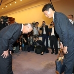 斎藤元彦知事（右）に頭を下げる谷口芳紀相生市長＝２６日午後、神戸市中央区、兵庫県公館（撮影・笠原次郎）