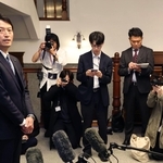知事選でのＳＮＳ発信などについて質問に答える斎藤元彦知事＝２６日午後、神戸市中央区下山手通４、兵庫県公館（撮影・笠原次郎）