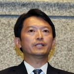 知事選でのＳＮＳ発信などについて質問に答える斎藤元彦知事＝２６日午後、神戸市中央区下山手通４、兵庫県公館（撮影・笠原次郎）