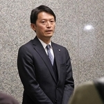 知事選でのＳＮＳ発信などについて質問に答える斎藤元彦知事＝２６日午後、神戸市中央区下山手通４、兵庫県公館（撮影・笠原次郎）