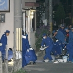 女児が刺された自宅前を調べる捜査員ら＝２００７年１０月１６日夜、加古川市別府町