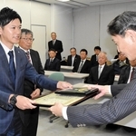 兵庫県警の村井紀之本部長から表彰状などを受け取る事業所の代表者ら＝県警本部