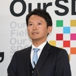 再選後初の定例会見に臨む兵庫県の斎藤元彦知事＝２７日午後、兵庫県庁