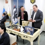 セルギー・コルスンスキー駐日ウクライナ大使（右）に名誉領事館を案内する岡部芳彦氏（右から２人目）＝神戸市中央区港島１