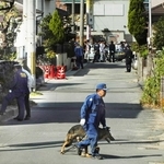 女児が倒れていた自宅玄関前（左）周辺を調べる捜査員ら＝２００７年１０月１７日、加古川市別府町