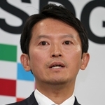 定例会見で記者の質問に答える斎藤元彦知事＝２７日午後、兵庫県庁（撮影・小林良多）