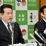 勝田州彦容疑者の逮捕について説明する兵庫県警の柱谷昌彦捜査１課長（左）＝２７日午後、加古川市平岡町新在家