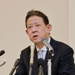 斎藤氏の代理人として記者の質問にこたえる奥見司弁護士＝２７日午後、神戸市中央区中山手通４