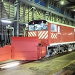 ラッセル車を点検する保線係員＝28日午前、ＪＲ豊岡駅