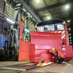 ラッセル車を点検する保線係員＝28日午前、ＪＲ豊岡駅