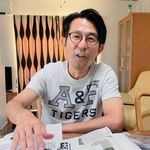 震災当時の新聞記事を前に、ボランティア活動を振り返る野口啓示さん＝神戸市垂水区