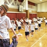 班に分かれて歌詞のアイデアを出し合う鷹匠中の生徒たち＝神戸市灘区高徳町２