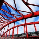 赤いアーチで神戸のシンボルとして愛される神戸大橋＝神戸市中央区