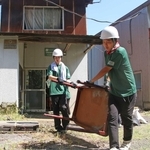 被災した建物から家具を運び出す大東文化大の学生ボランティア＝９月、石川県輪島市山岸町
