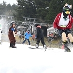 仮装してスキーを楽しむ人たち＝３０日午前、神戸市灘区六甲山町北六甲、六甲山スノーパーク（撮影・斎藤雅志）