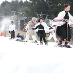 雪の感触を確かめながら初滑りを楽しむ人たち＝３０日午前、神戸市灘区六甲山町北六甲、六甲山スノーパーク（撮影・斎藤雅志）