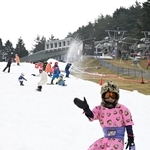人工雪のゲレンデを楽しむ人たち＝３０日午前、神戸市灘区六甲山町北六甲、六甲山スノーパーク（撮影・斎藤雅志）