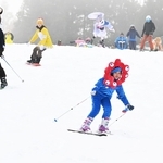 仮装姿でスキーを楽しむ人たち＝３０日午前、神戸市灘区六甲山町北六甲、六甲山スノーパーク（撮影・斎藤雅志）