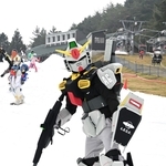アニメのキャラクター姿で初滑りを楽しむ人たち＝３０日午前、神戸市灘区六甲山町北六甲、六甲山スノーパーク（撮影・斎藤雅志）