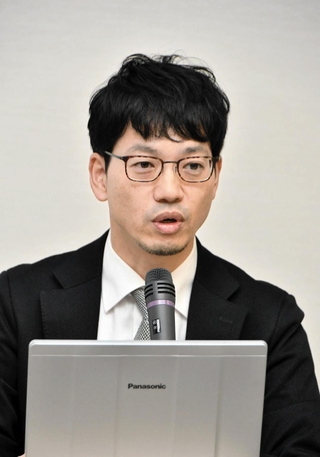 講演する神戸新聞社の小林良多記者＝１日午後、横浜市中区