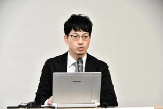 講演する神戸新聞社の小林良多記者＝１日午後、横浜市中区
