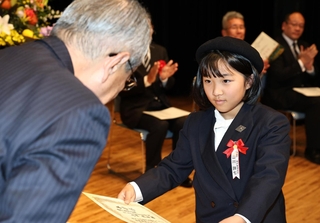 神戸新聞社賞に選ばれた神戸海星女子学院小３年の山川詩七さん＝１日午後、神戸新聞松方ホール（撮影・長嶺麻子）